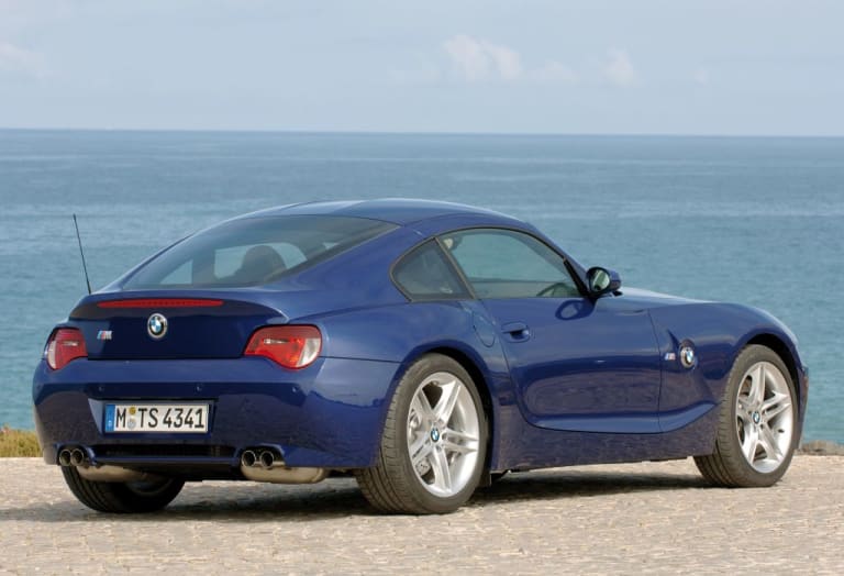 Voiture BMW Z4 M coupé vue de de derrière sur un arrière fond de mer