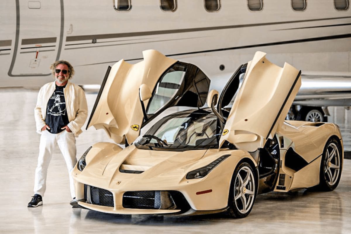 À 76 ans, cette légende du rock vend sa Ferrari LaFerrari unique au monde pour une raison très personnelle