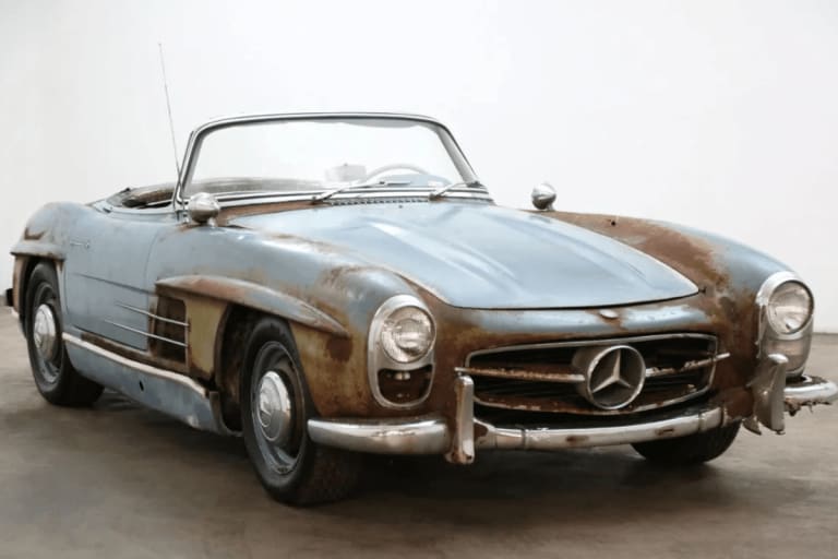 Une Mercedes 300 SL de 1961 laissée à l’abandon se vend 800 000 dollars malgré la rouille