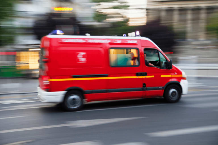 Une Audi lancée à 256 km/h rate un rond-point et finit perchée dans un arbre
