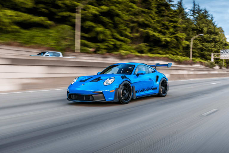 Quelques kilomètres seulement au compteur… et cette Porsche 911 GT3 RS neuve finit sous l’eau