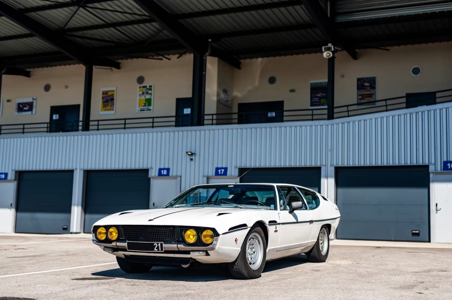 Une Lamborghini oubliée découverte sous la poussière : la France regorge de trésors cachés