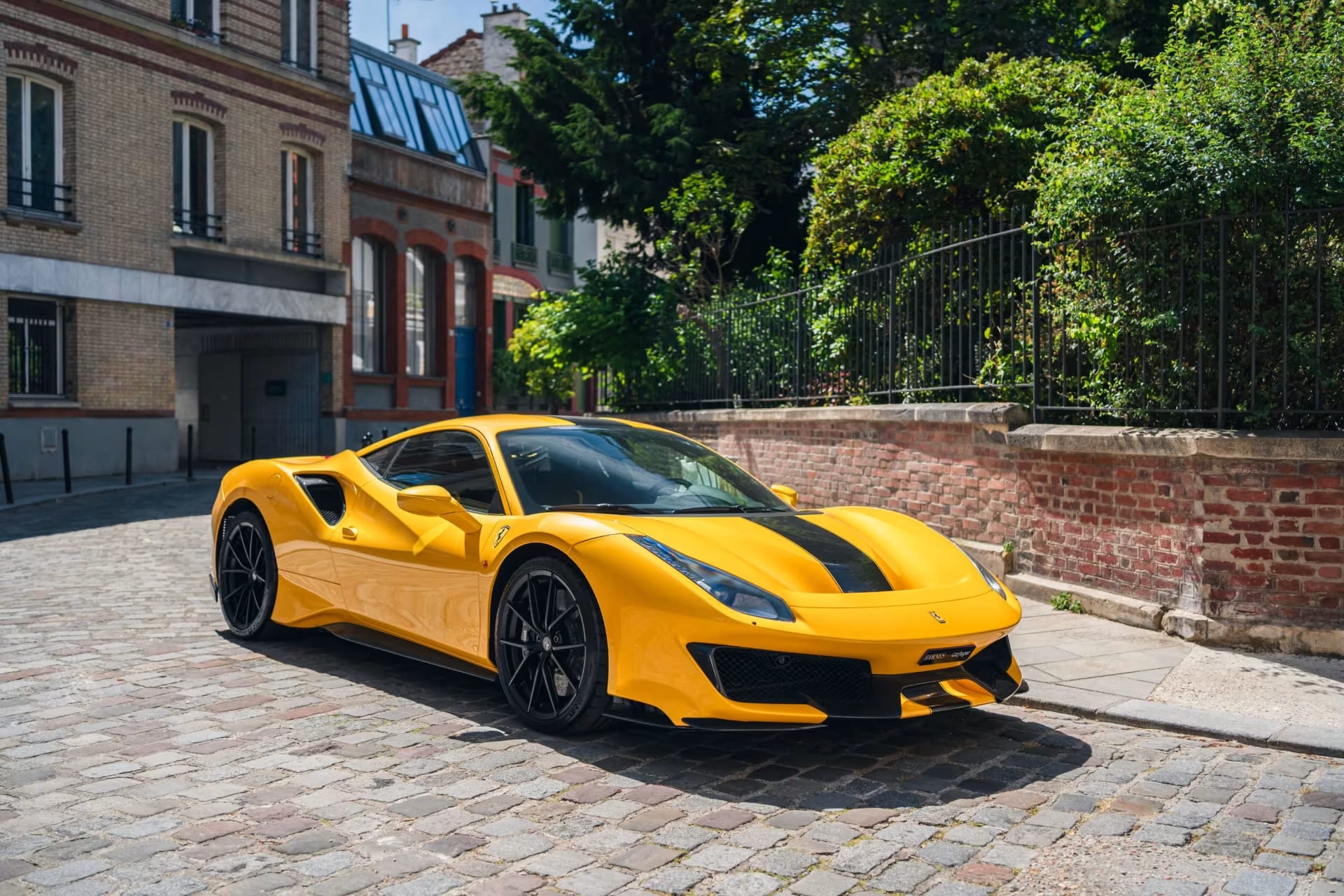 Une Ferrari à 750 000 dollars détruite en plein centre de Moscou