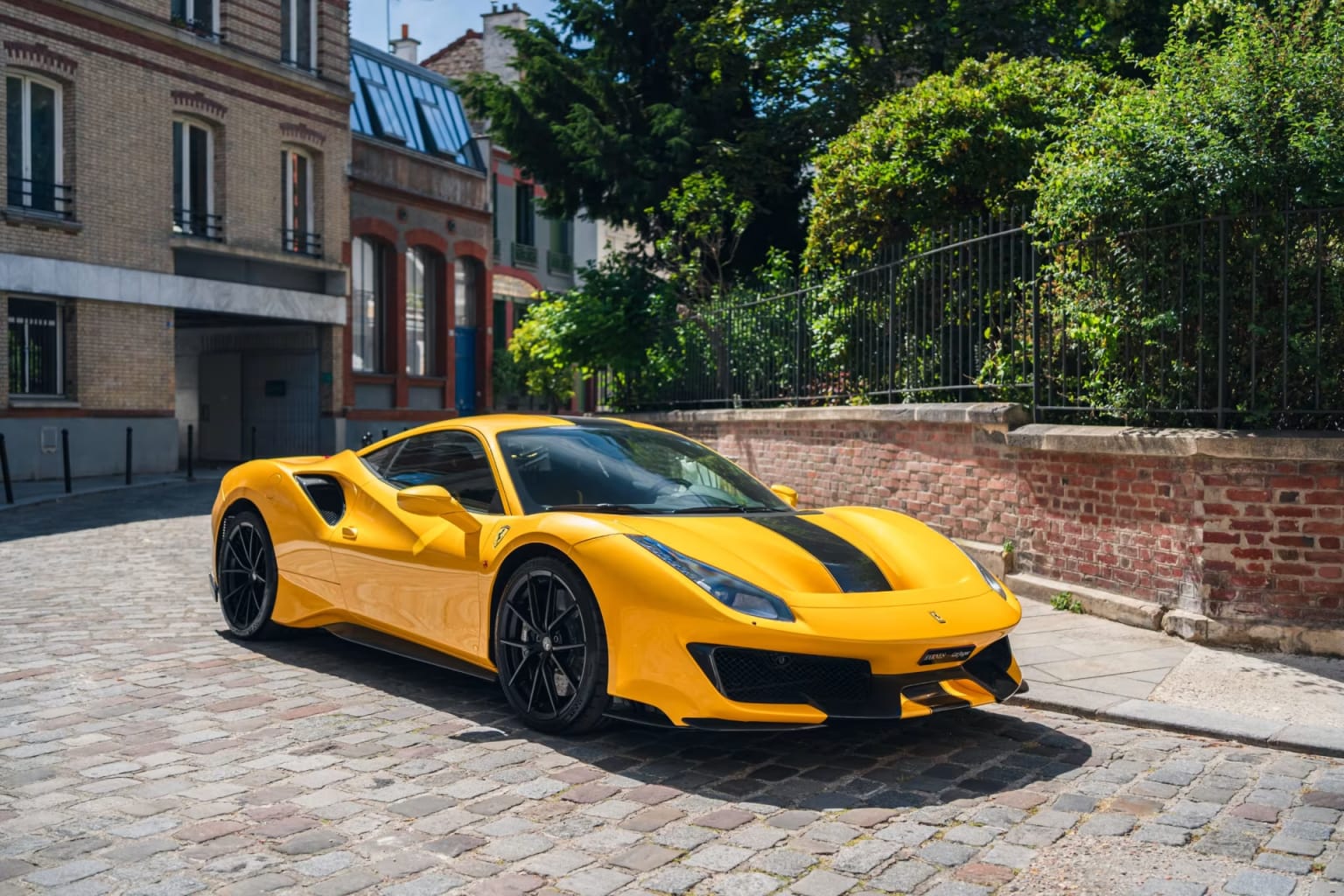 Une Ferrari à 750 000 dollars détruite en plein centre de Moscou