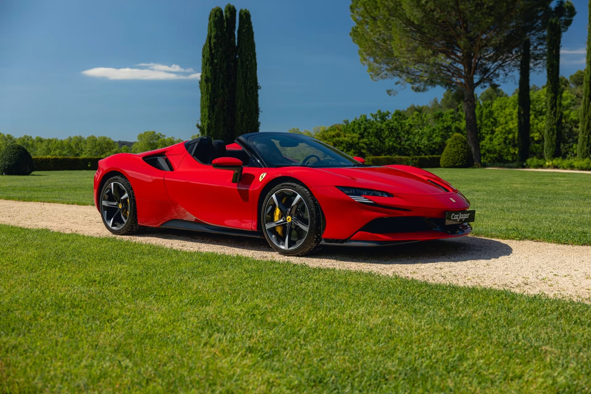 Cette Ferrari SF90 Spider coupée en deux après avoir percuté un arbre