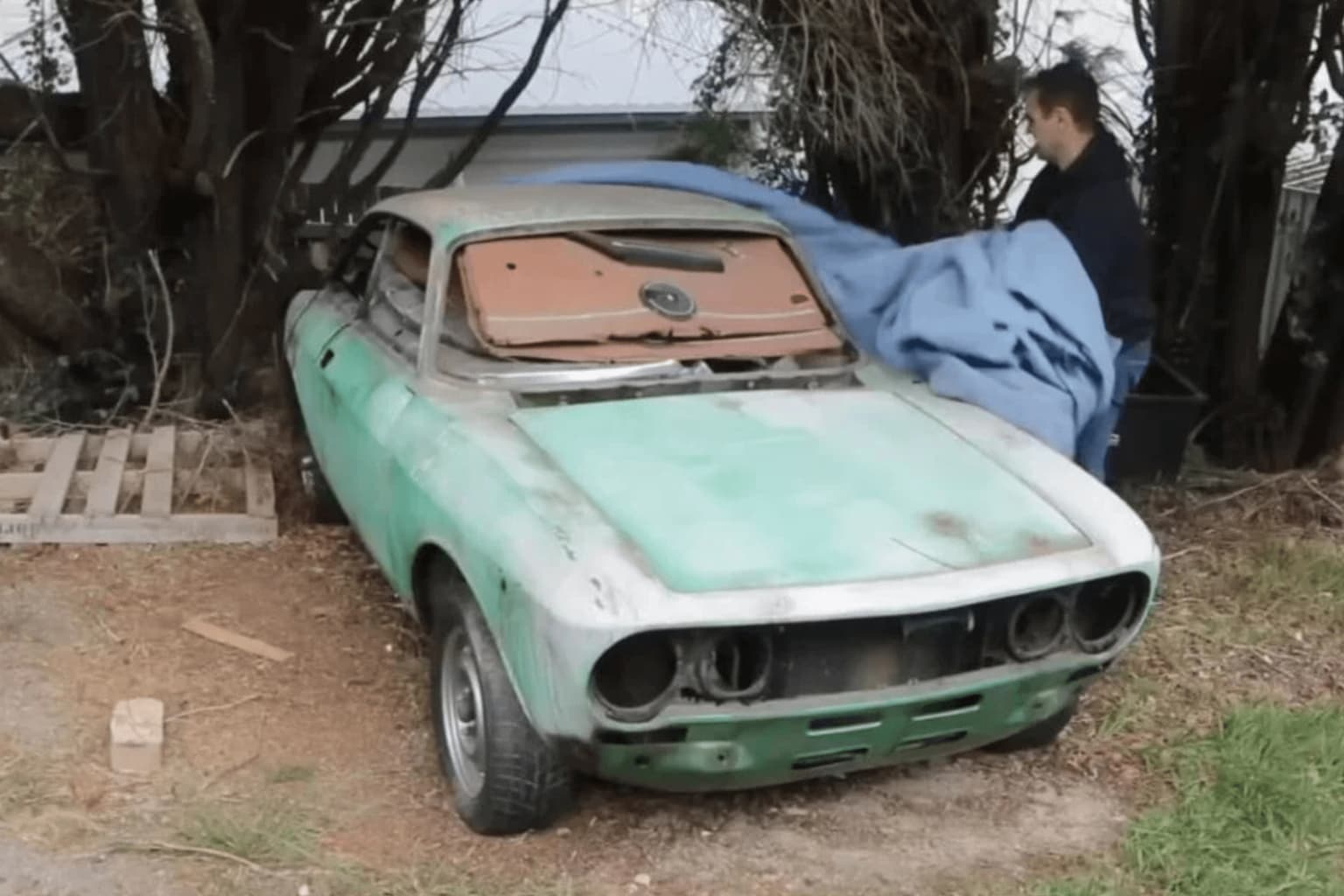 Cette Alfa Romeo abandonnée est devenue si spéciale que des millions de personnes suivent sa renaissance