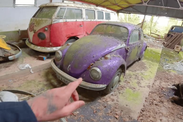 Huit Volkswagen Coccinelle et deux Combi T1 retrouvés dans une ferme oubliée : certaines pourraient encore reprendre la route