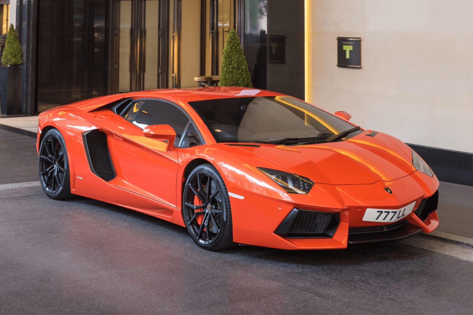 Une Lamborghini abandonnée et un million en voitures de luxe : la découverte choc
