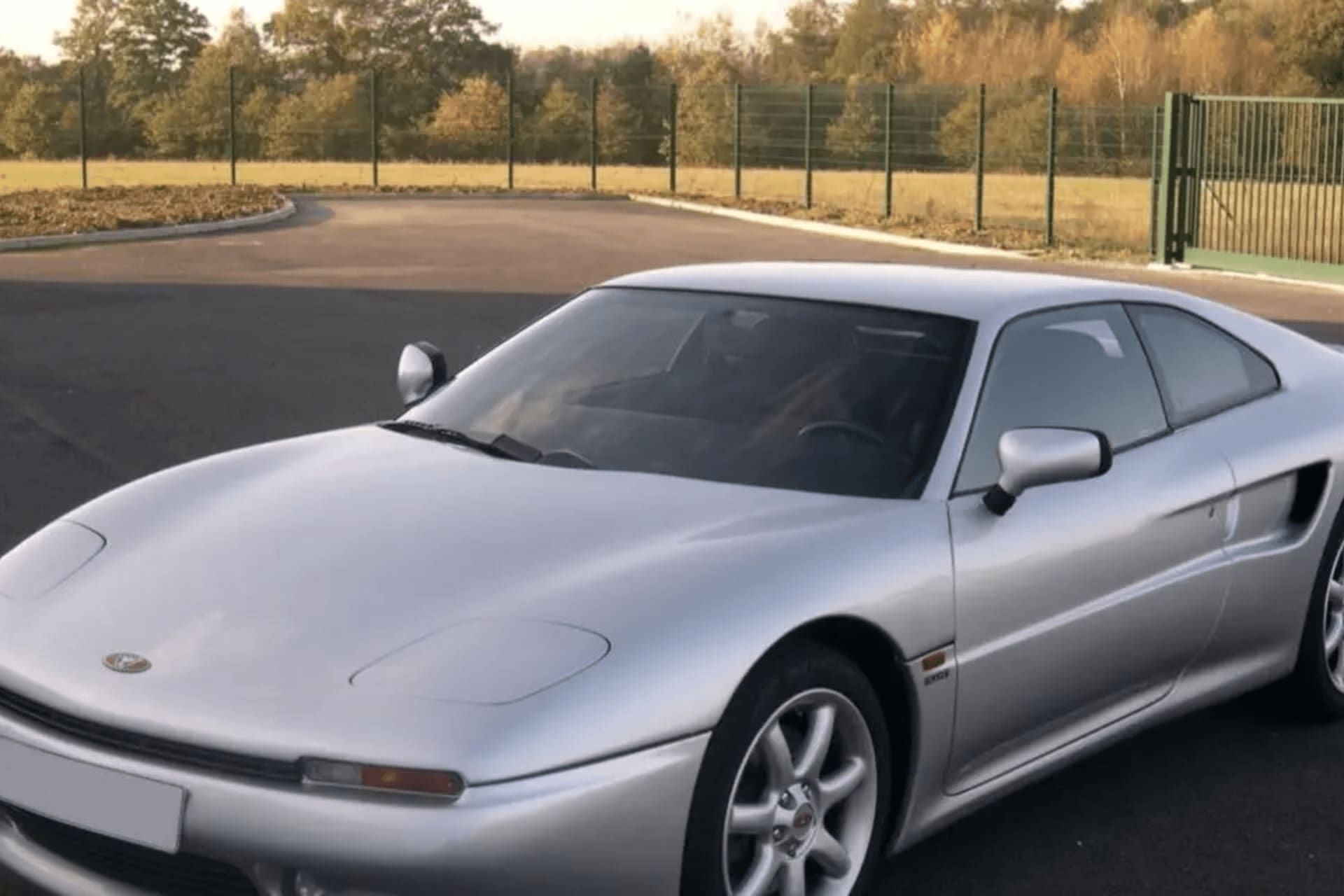 Personne ne connaît cette marque française et pourtant sa GT des années 90 est estimée jusqu'à 130 000 € aux enchères