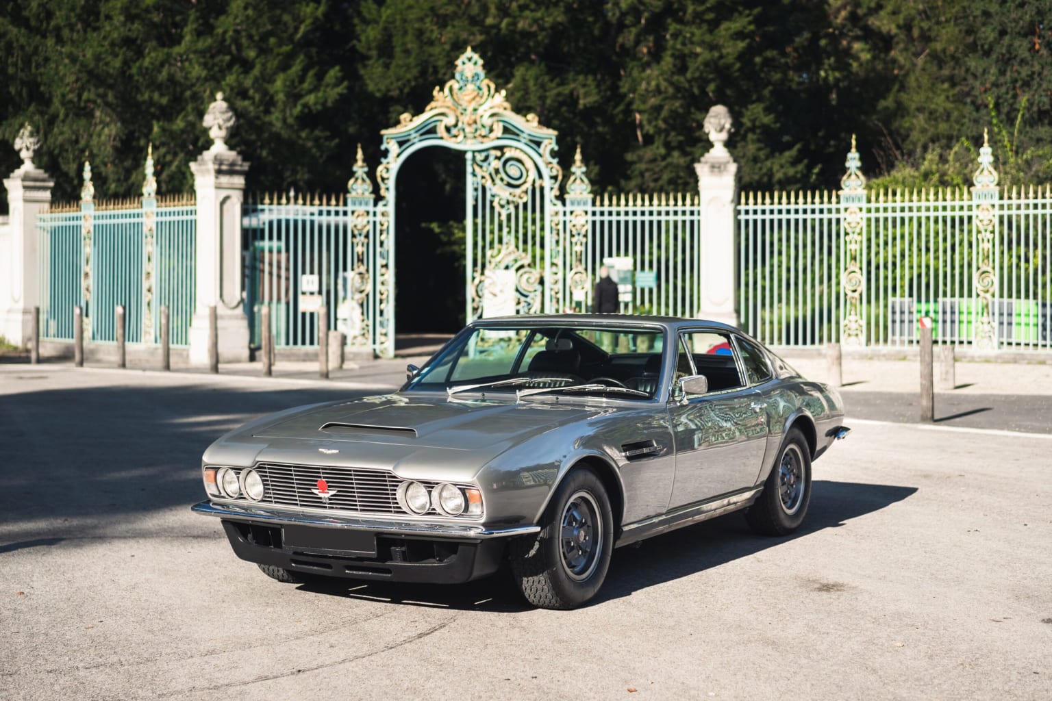 L’Aston Martin DBS V8 : le choix du Connaisseur ou l'auto de la télé?