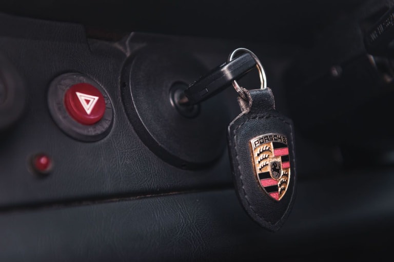 Porsche 911 Carrera blanche vue de la clé sur le contact