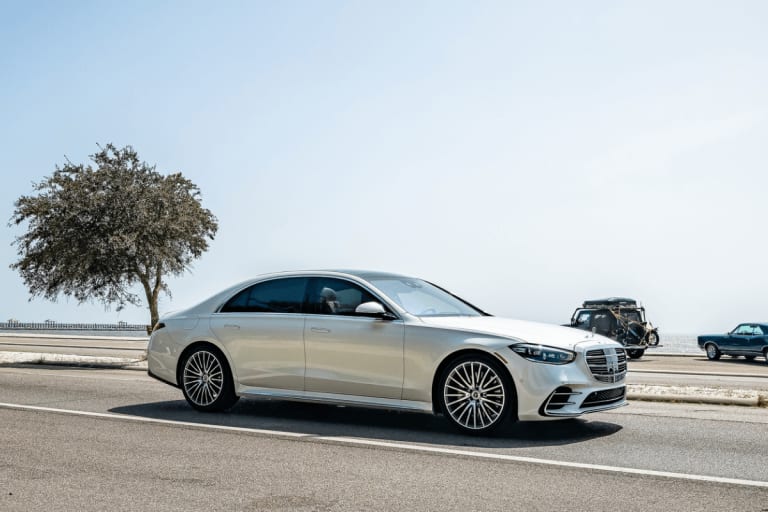 La nouvelle Mercedes Classe S a 15 airbags, des ceintures chauffantes et Disney+ à bord