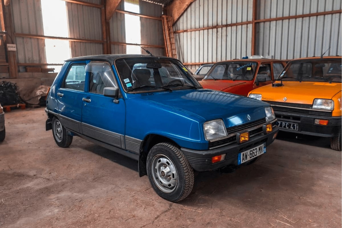 Personne ne s’attendait à retrouver 50 Renault 5 parfaitement conservées dans ce hangar oublié de Haute-Saône