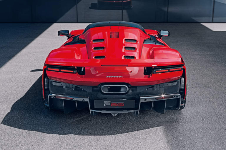 0 à 100 en 2,1 secondes, 799 exemplaires, 3,9 millions : voici la Ferrari F80, première depuis 11 ans