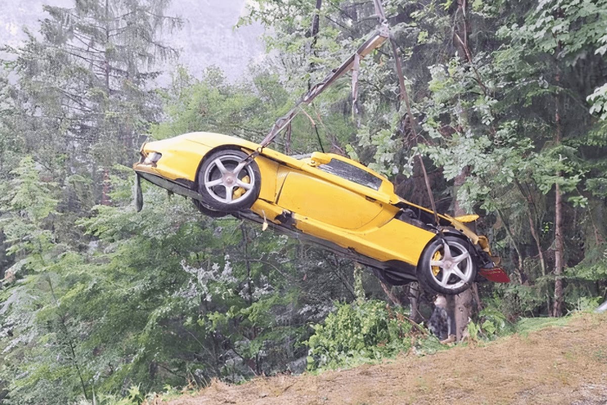 En pleine route sinueuse, cette Porsche Carrera GT devient incontrôlable et finit piégée entre les arbres