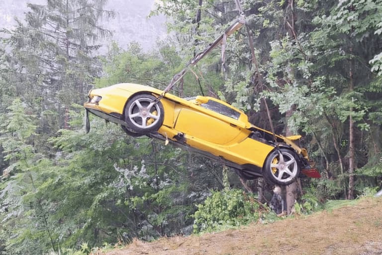 En pleine route sinueuse, cette Porsche Carrera GT devient incontrôlable et finit piégée entre les arbres