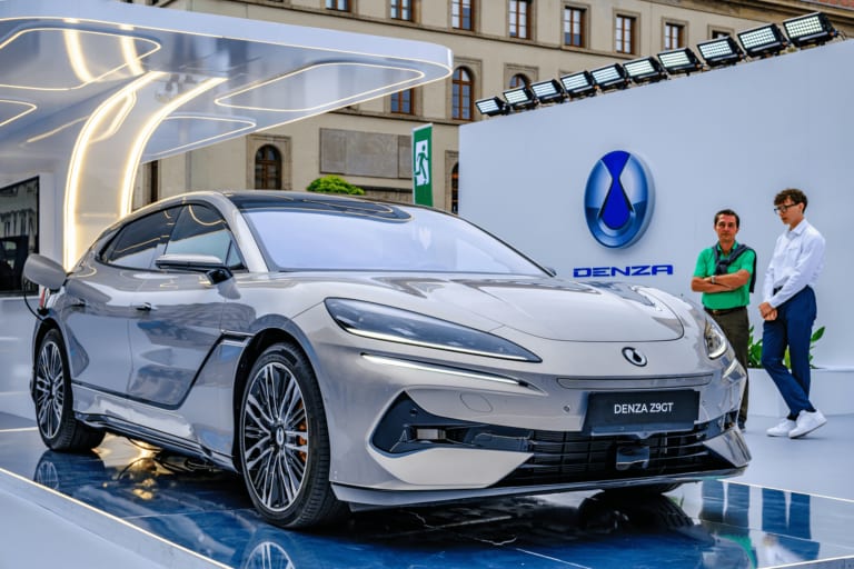 Il faut payer 700 euros de plus pour recharger cette Mercedes sur un Superchargeur