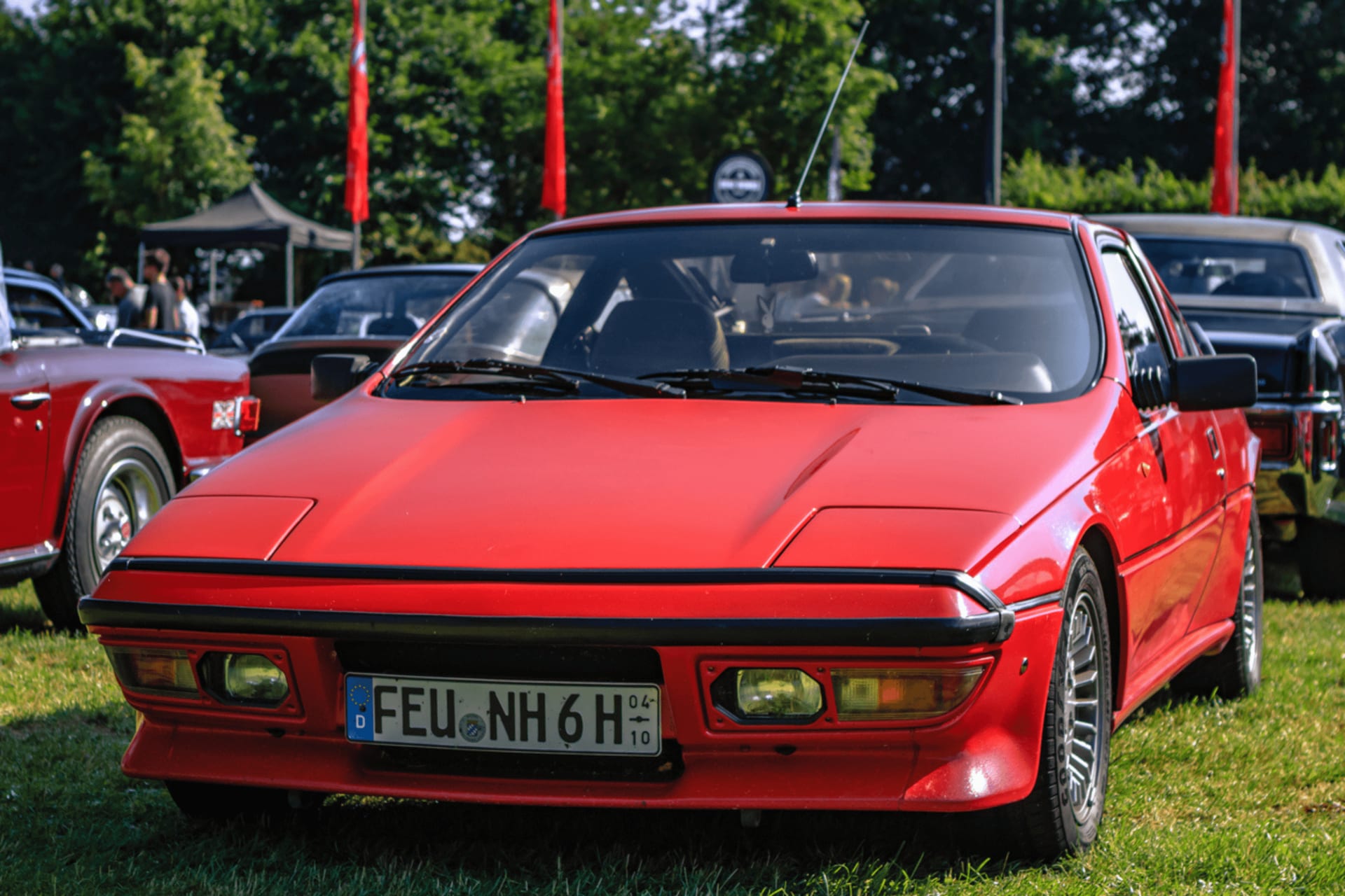 Elle ressemble à une Ferrari F40 dans une grange française : ses portes révèlent qu'il s'agit d'une Matra Murena