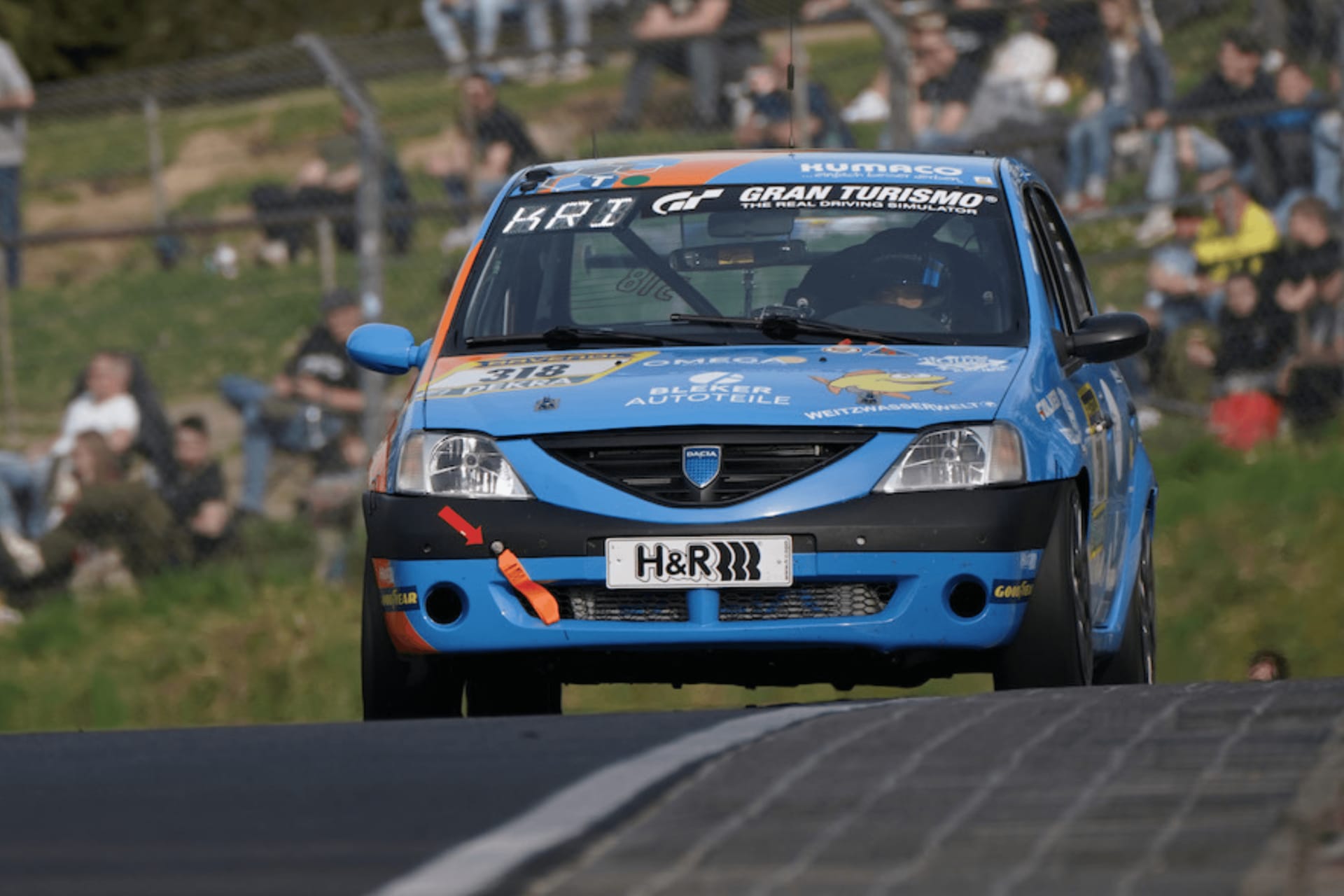 Cette Dacia Logan a tenu tête à la Mercedes de Verstappen au Nürburgring, puis elle a perdu une roue