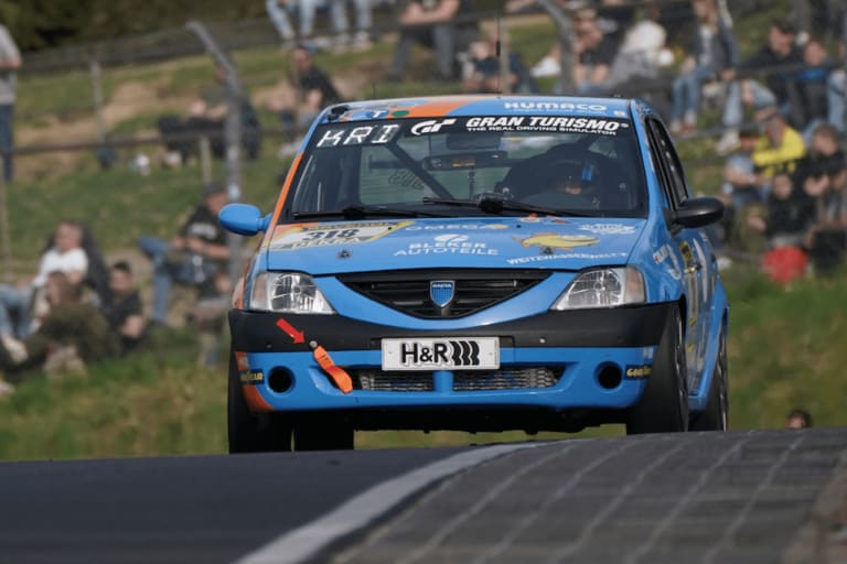 Cette Dacia Logan a tenu tête à la Mercedes de Verstappen au Nürburgring, puis elle a perdu une roue