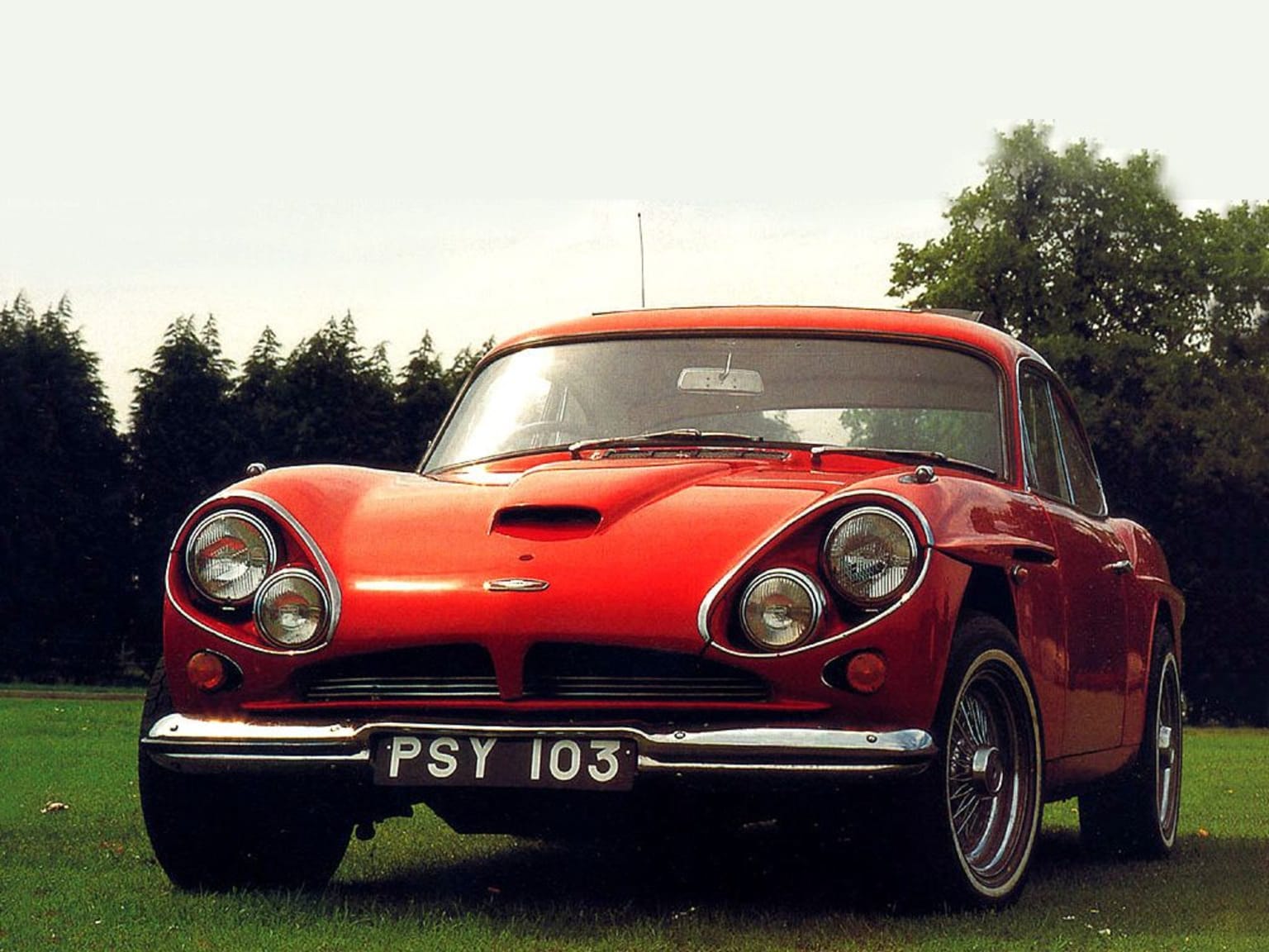 Jensen CV8 : elle a les yeux revolver !