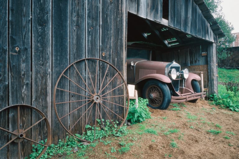24 voitures anciennes retrouvées après des décennies… une découverte incroyable