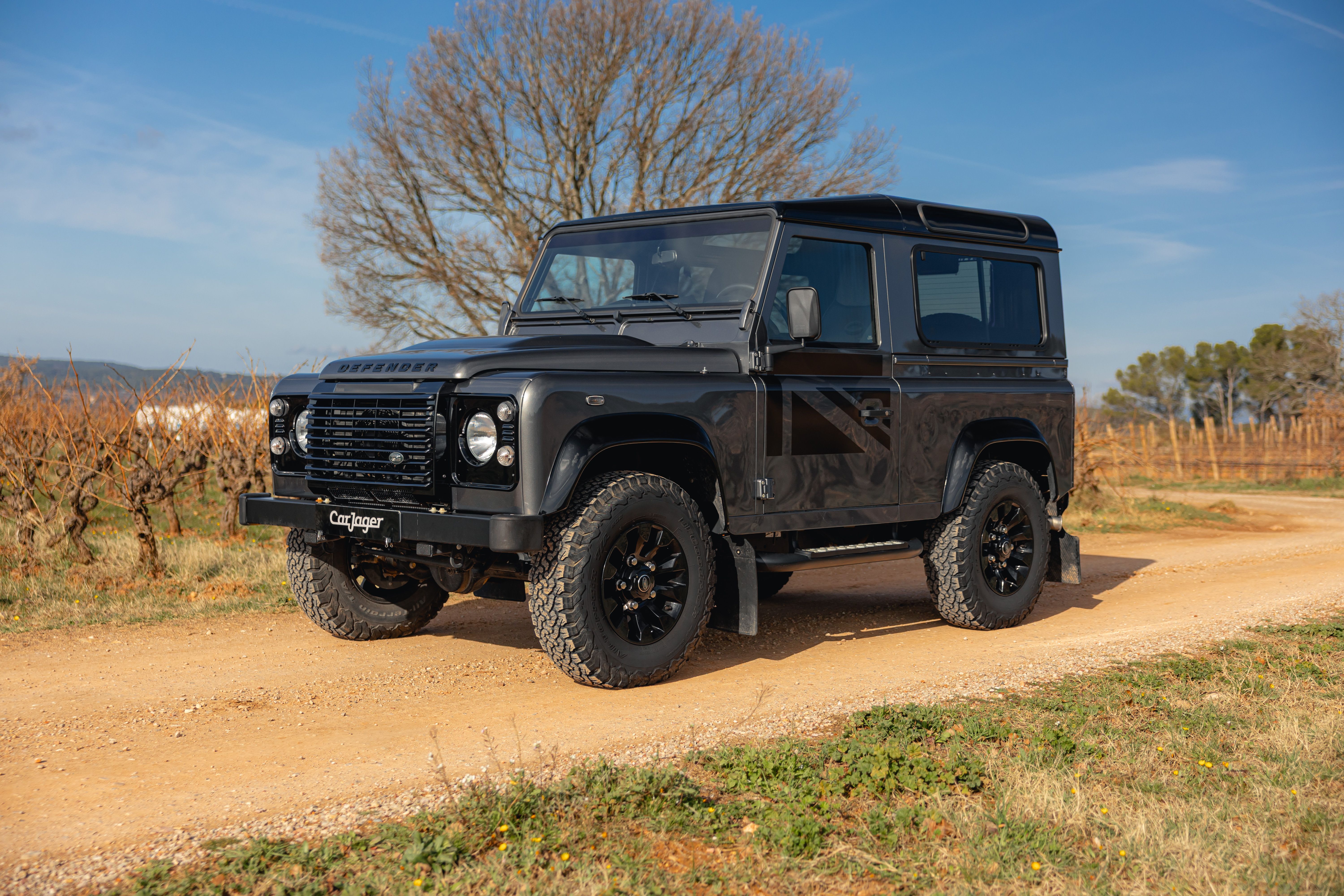 Photo Land Rover Defender 90 “BLACK EDITION” 48/150 2014