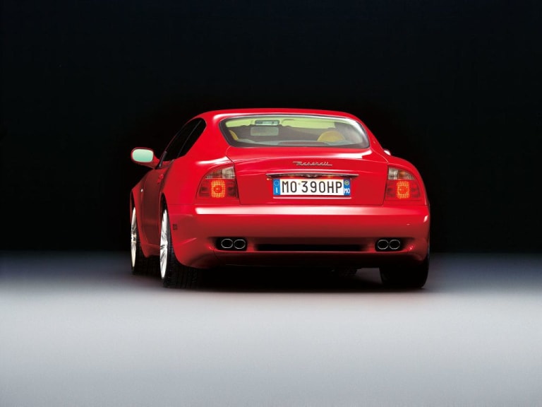Maserati Coupé et Spyder 4200 de couleur rouge vue de derrière