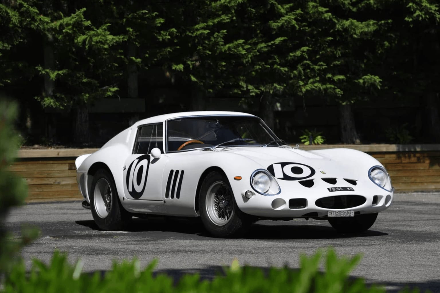Cette Ferrari blanche unique au monde vient d'être vendue 38,5 millions lors d'une vente aux enchères qui restera dans l'histoire