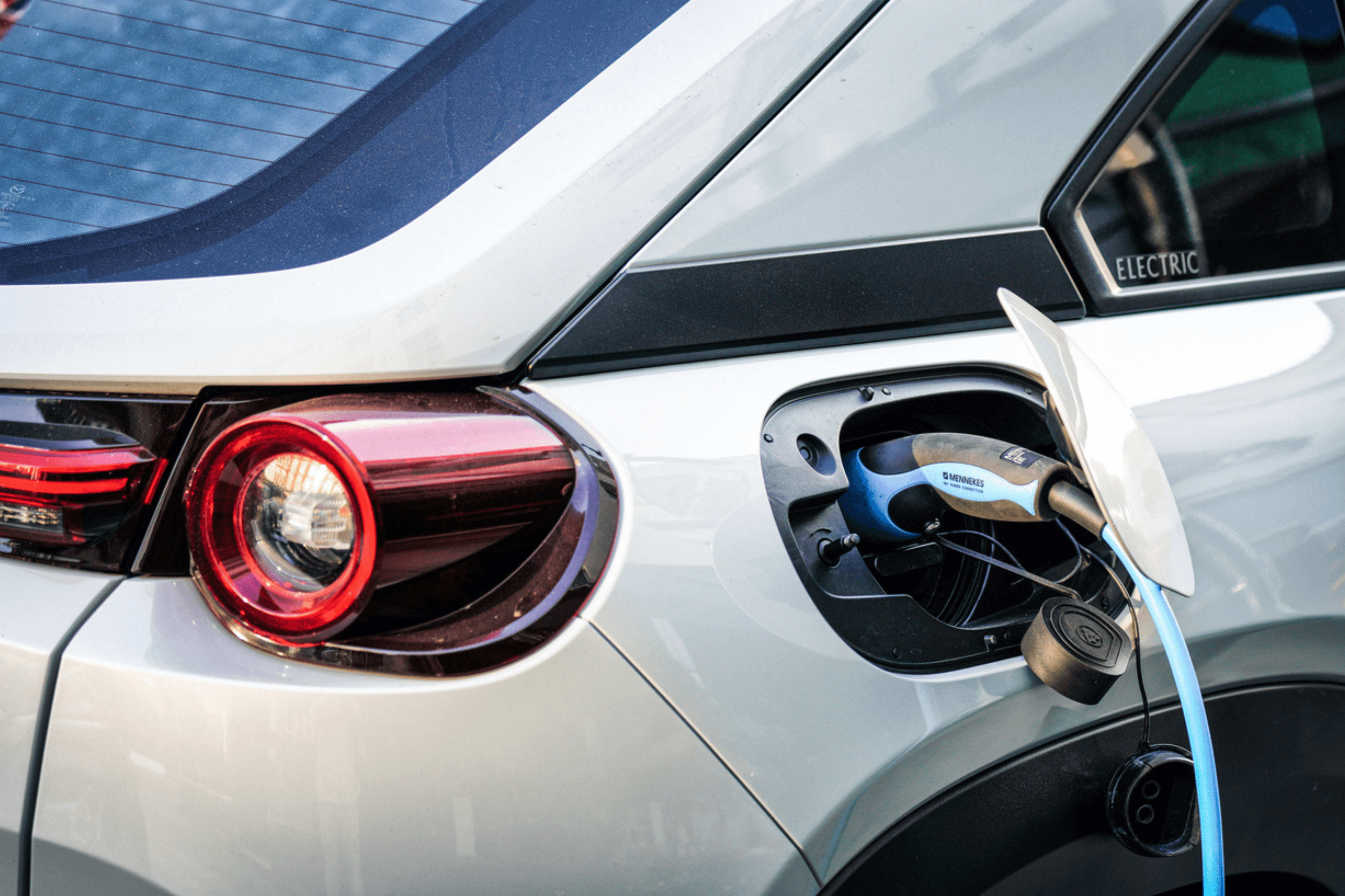 Le sans-plomb dépasse 2 €, et si votre prochaine voiture de passion était électrique ?