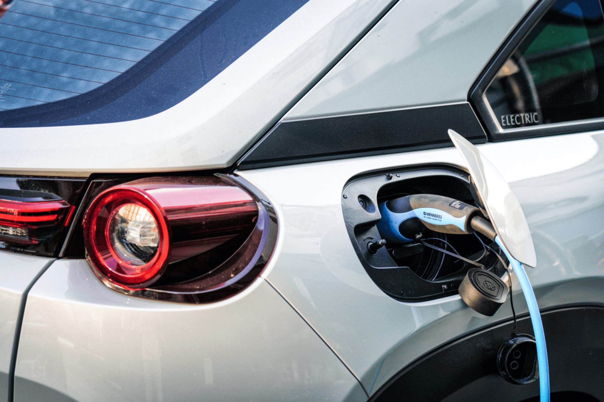 Le sans-plomb dépasse 2 €, et si votre prochaine voiture de passion était électrique ?