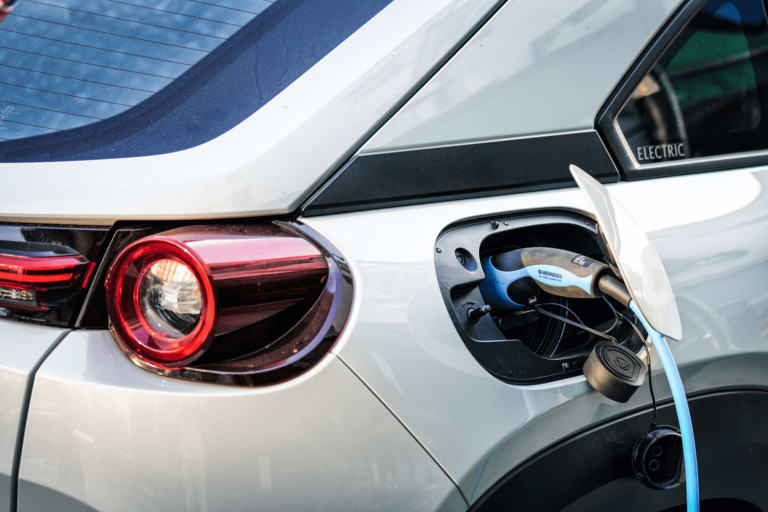 Le sans-plomb dépasse 2 €, et si votre prochaine voiture de passion était électrique ?