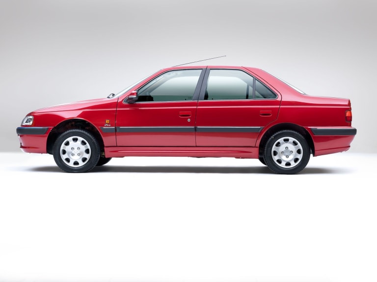 Les Peugeot 405 et Pars à l'ombre des Pyramides