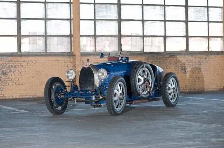 Bugatti "type 35" bleu dans un garage avec une vue d'ensemble