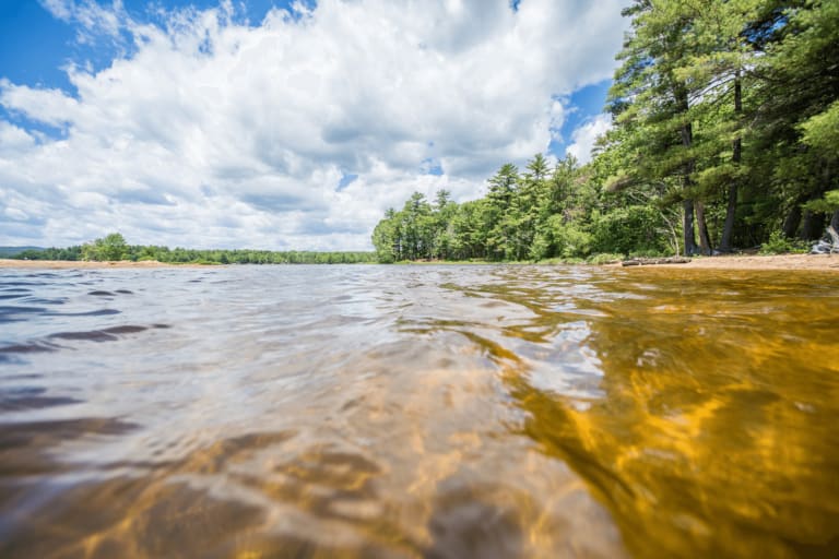 Son drone révèle un incroyable secret au fond du lac : une Camaro oubliée depuis des décennies