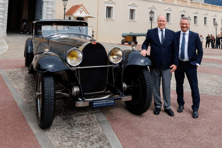 Une Bugatti Royale à moteur 13 litres sur le circuit du Grand Prix de Monaco : le prince Albert II était à bord