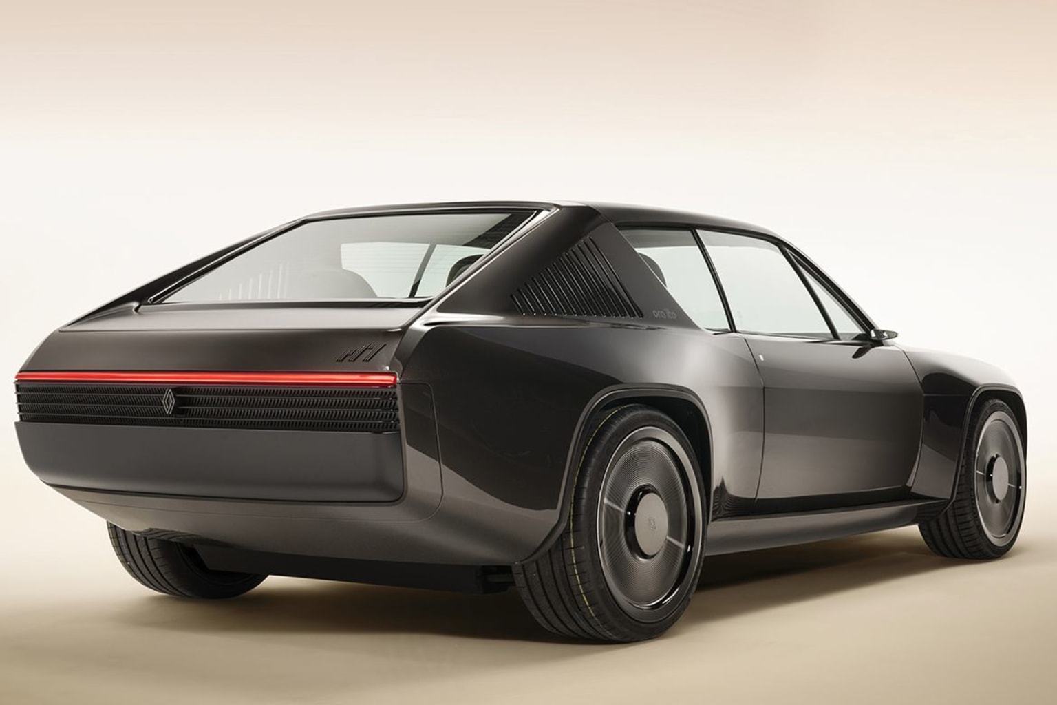 Renault R17 electric restomod x Ora Ïto : inutile mais rafraîchissante