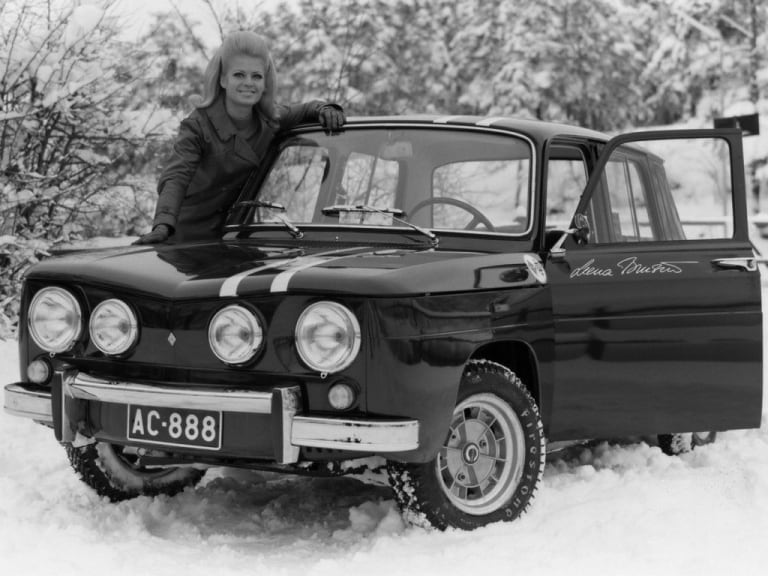 Renault 8 : tête au carré et sac à dos