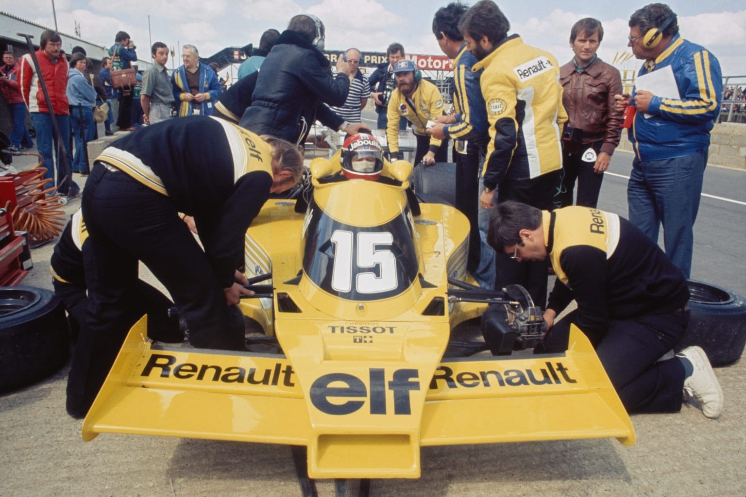 Renault RS01 : les premiers tours de roues de la "Yellow Teapot" à Silverstone