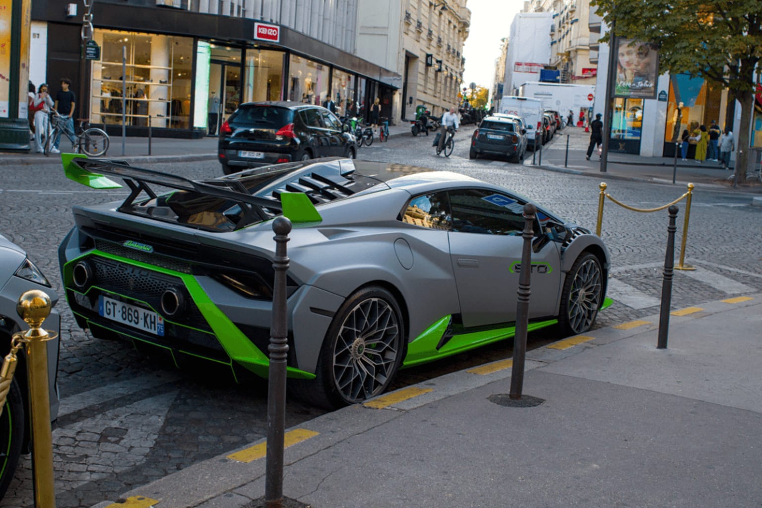 Ils ont trouvé des supercars abandonnées en plein Dubaï, sous la poussière du désert