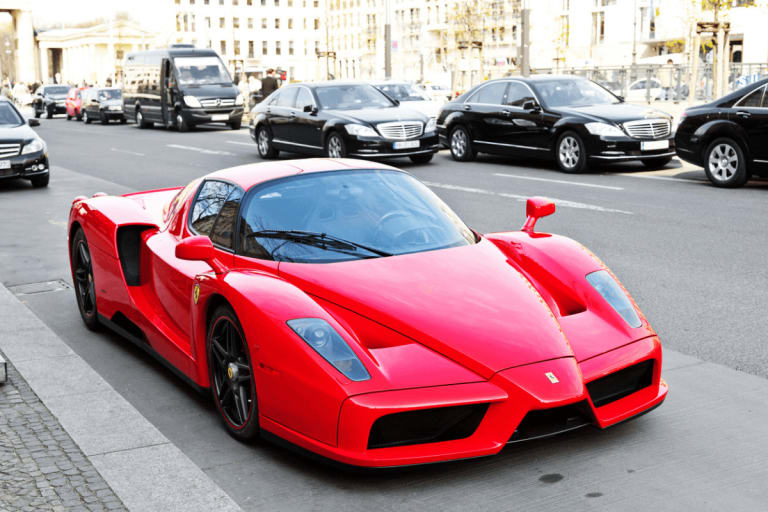 Cette Ferrari Enzo s'était brisée en deux à 260 km/h, ce qui lui est arrivé ensuite est incroyable