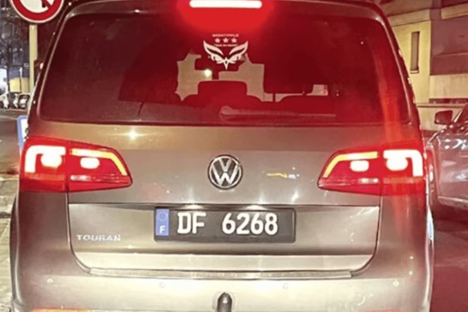 Cette étrange plaque noire « DF » intrigue les automobilistes, sa signification surprend