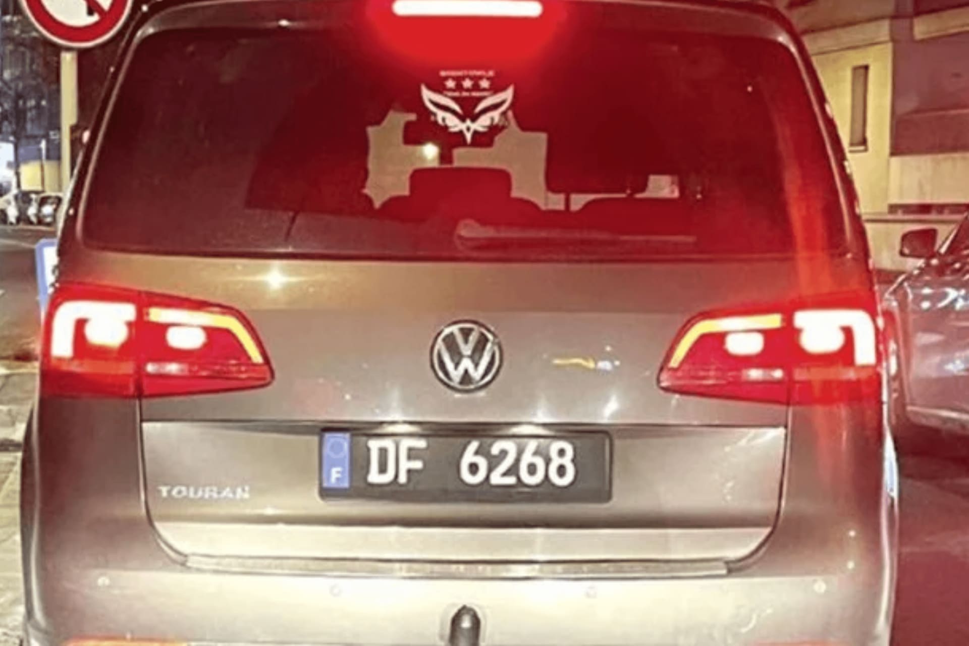 Cette étrange plaque noire « DF » intrigue les automobilistes, sa signification surprend