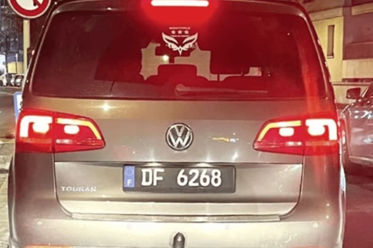 Cette étrange plaque noire « DF » intrigue les automobilistes, sa signification surprend