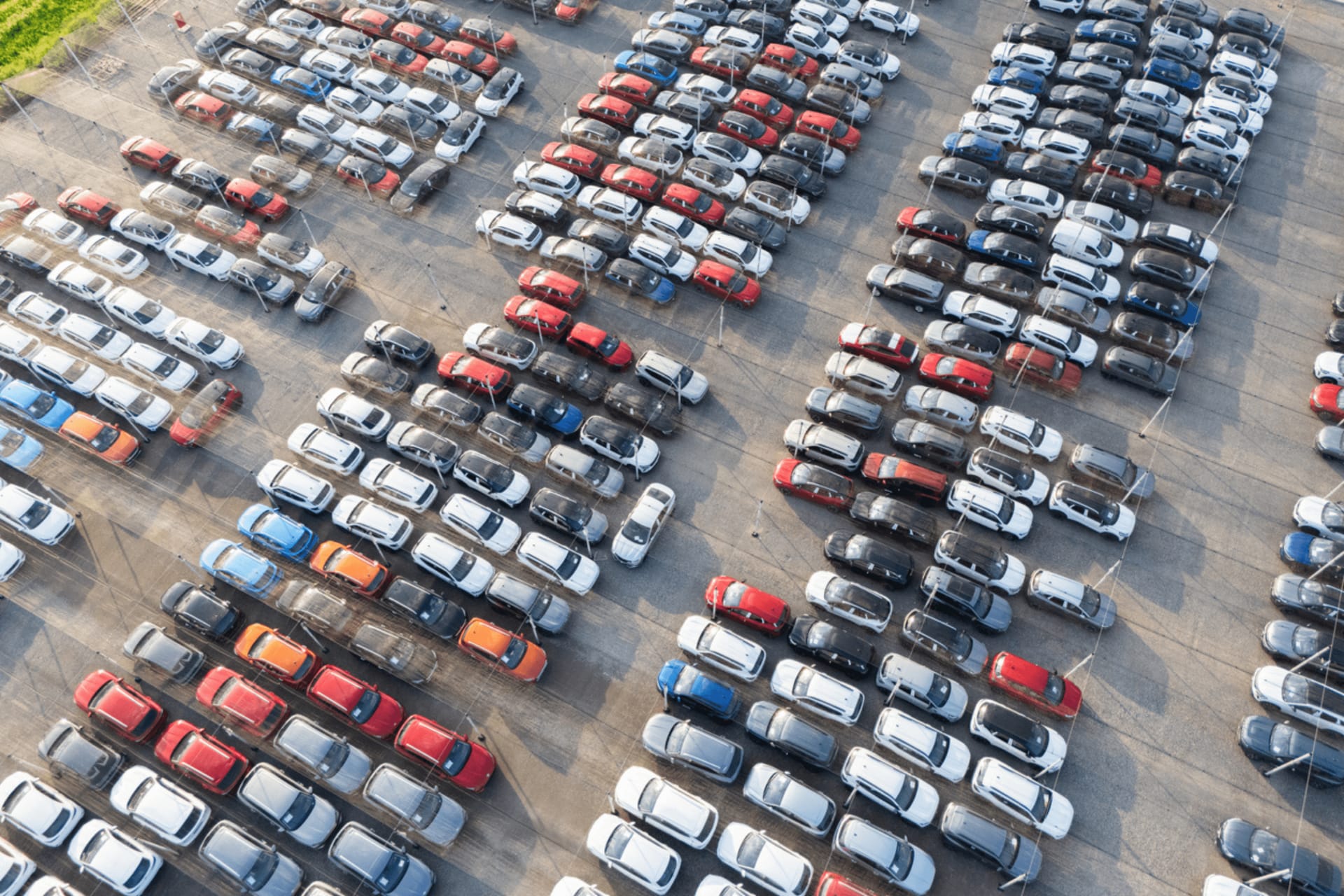 Pourquoi tant de voitures neuves disparaissent mystérieusement des parkings en France ?