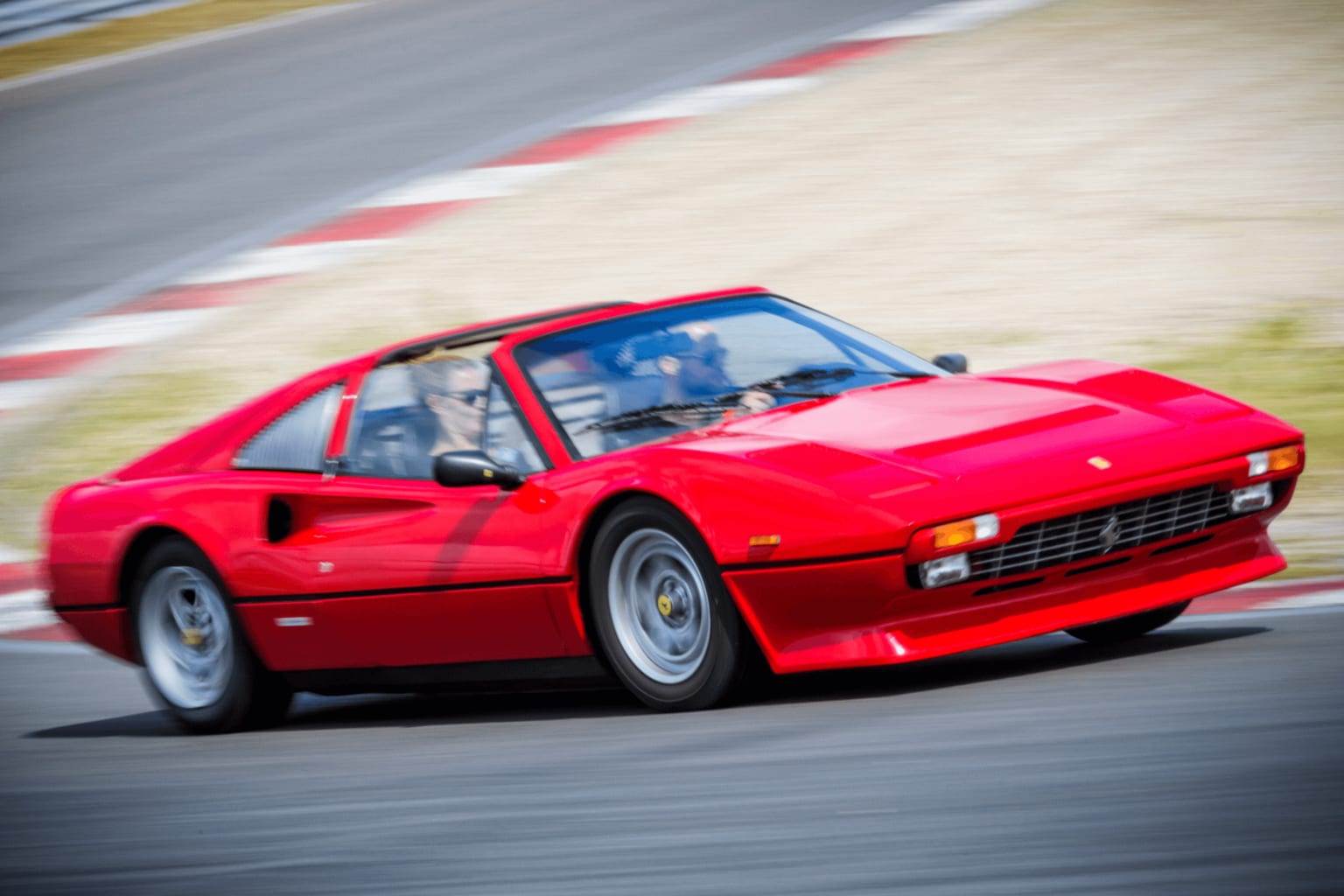 Cette Ferrari a été modifiée pour un acteur de 1,93 m, elle vaut aujourd'hui 325 000 €