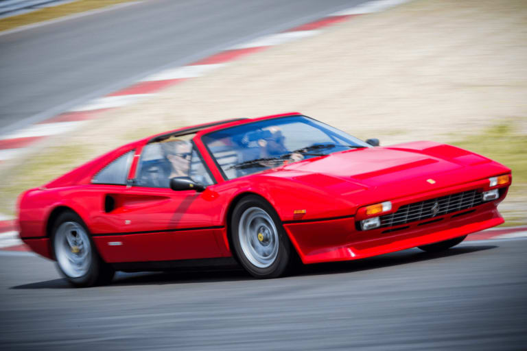 Cette Ferrari a été modifiée pour un acteur de 1,93 m, elle vaut aujourd'hui 325 000 €