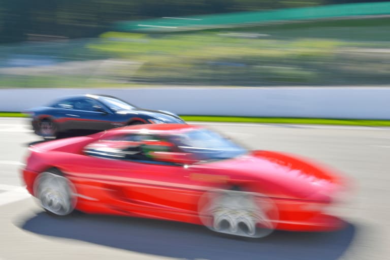 Ils volent une Ferrari, la brûlent… et l’assurance tarde à payer