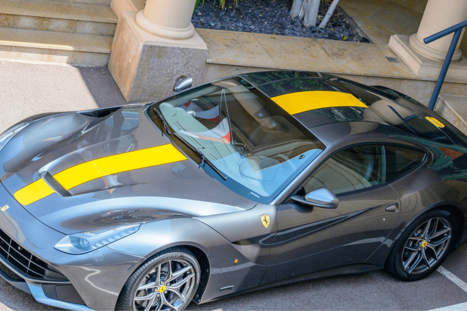 Une Ferrari retrouvée dans un fossé, son conducteur reste muet sur ce qui s'est passé
