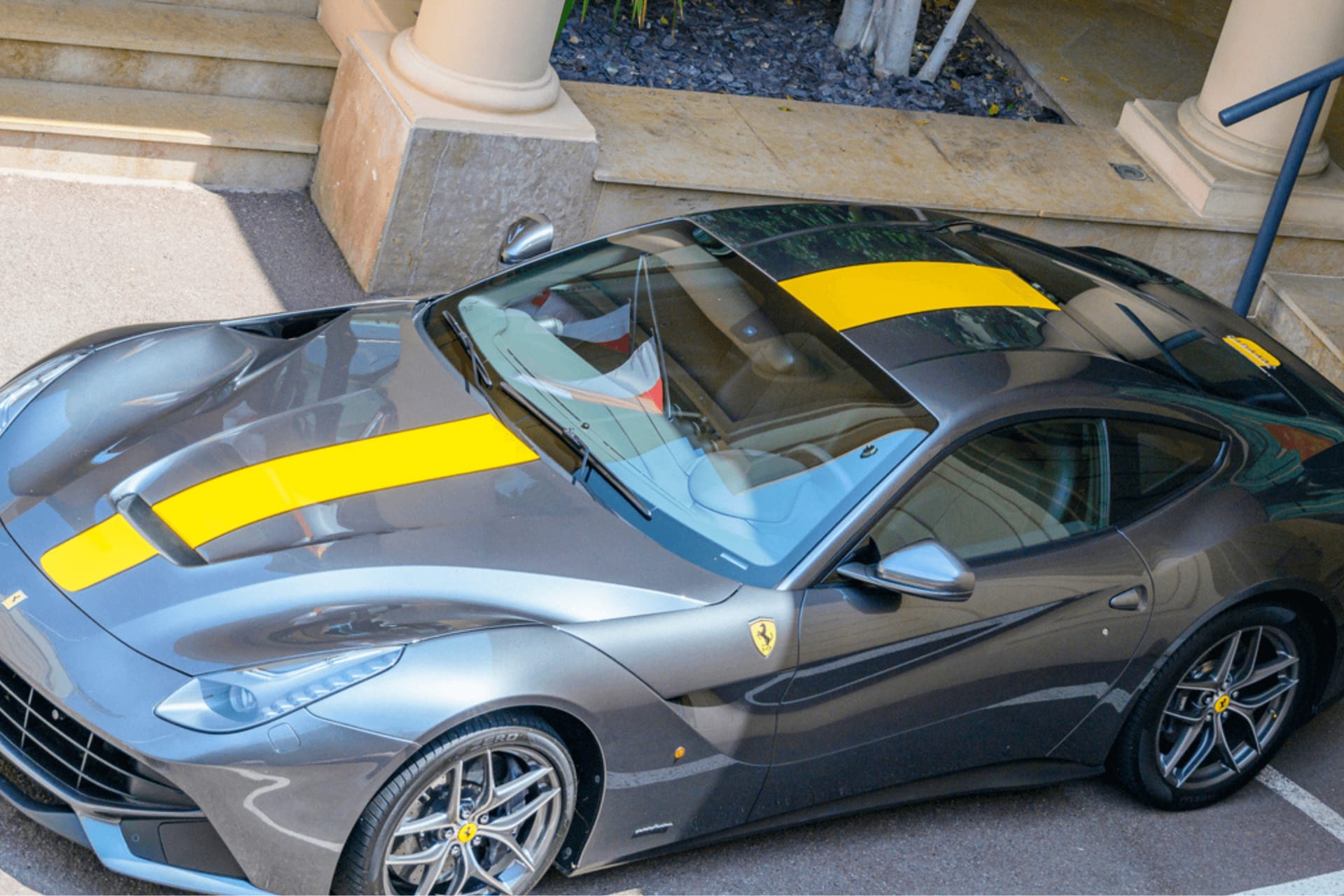 Une Ferrari retrouvée dans un fossé, son conducteur reste muet sur ce qui s'est passé